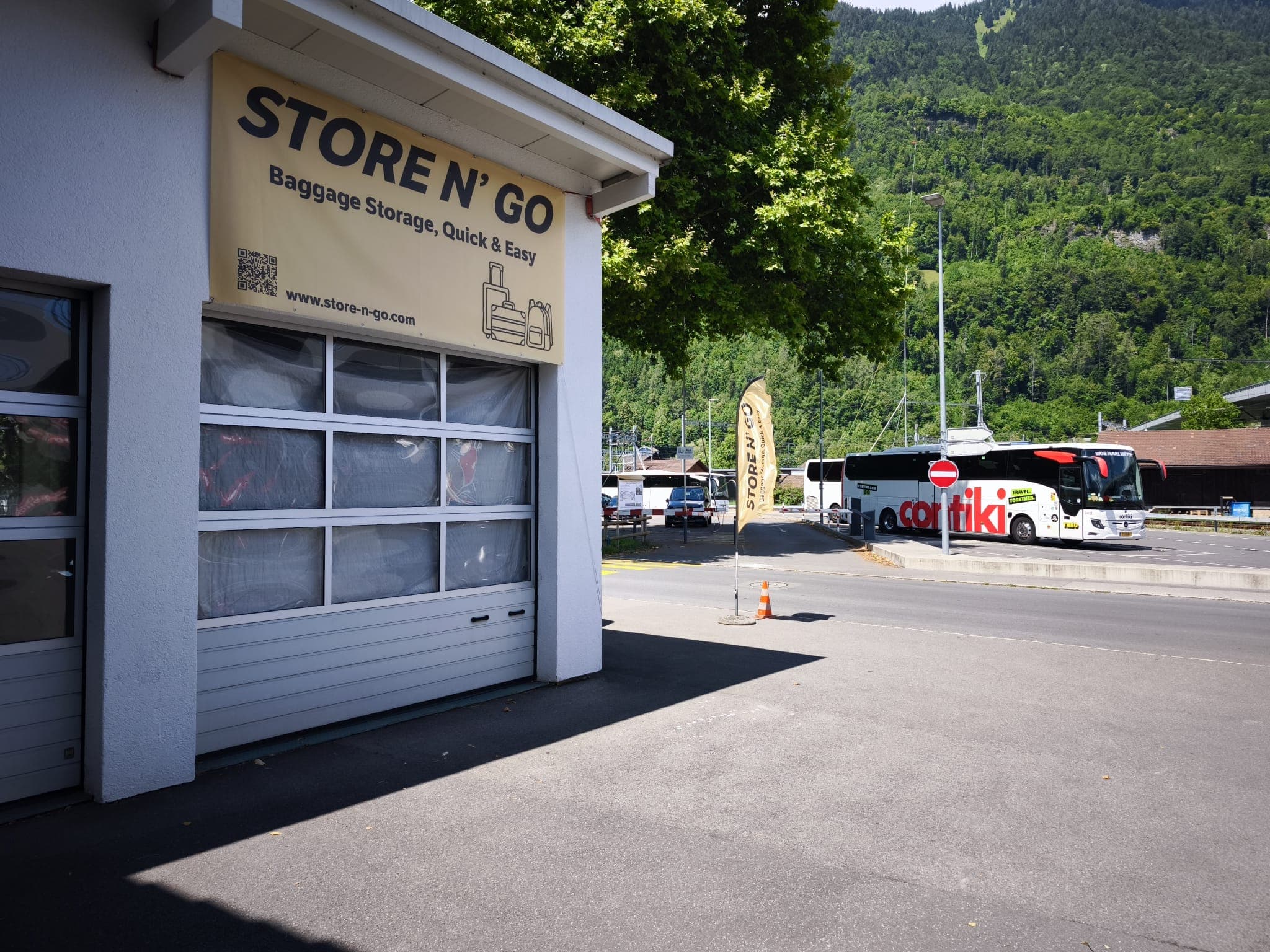 Proprio accanto a Interlaken Ost — pullman e treni a un minuto.