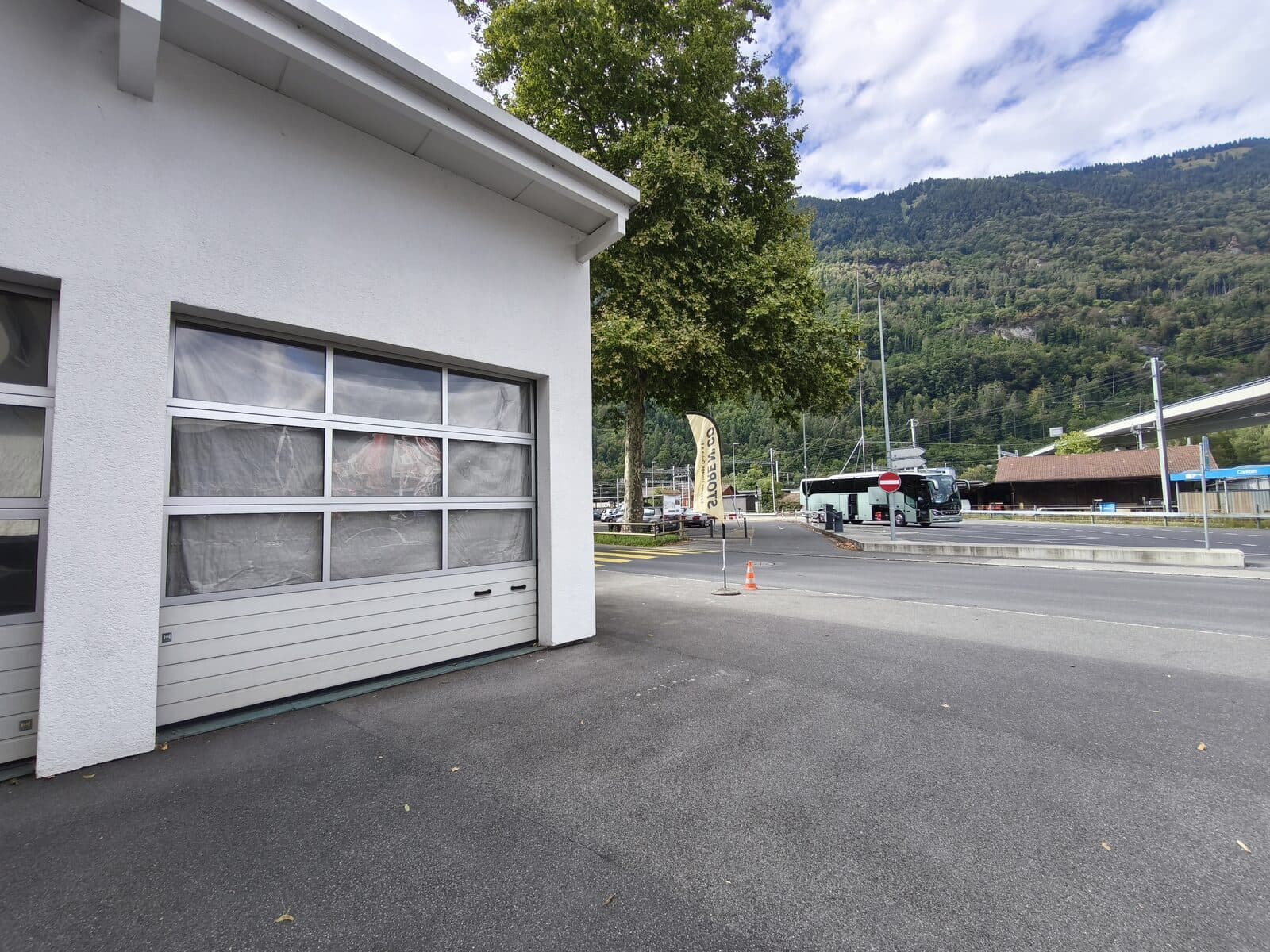 Vista da Store N' Go verso la stazione di Interlaken Ost — la bandiera gialla segna l'ingresso